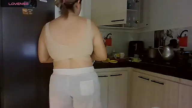 Snapshot of saramartinez1000 chatting on 02/17/26, 05:30 saramartinez1000 online show from 02/17/26, 05:30