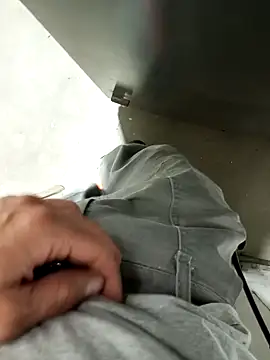 Snapshot of Din0071 chatting on 12/16/24, 11:07 Din0071 online show from 12/16/24, 11:07