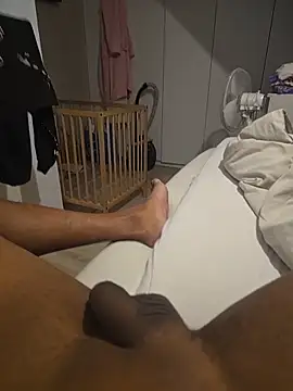 Snapshot of brons chatting on 10/23/25, 06:39 brons online show from 10/23/25, 06:39