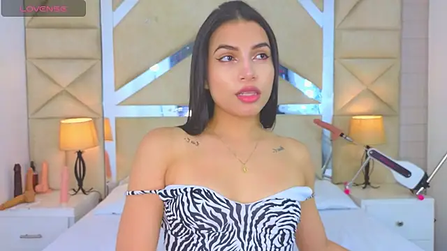 Tiphani walker  online show from 09/25/25, 12:03