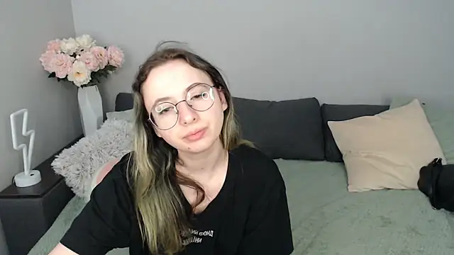 Mini Diva online show from 09/23/25, 08:06