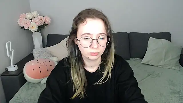 Mini Diva online show from 10/19/25, 08:04