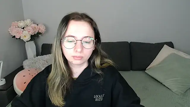 Mini Diva online show from 10/28/25, 09:13