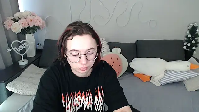 Mini Diva online show from 04/07/26, 08:15