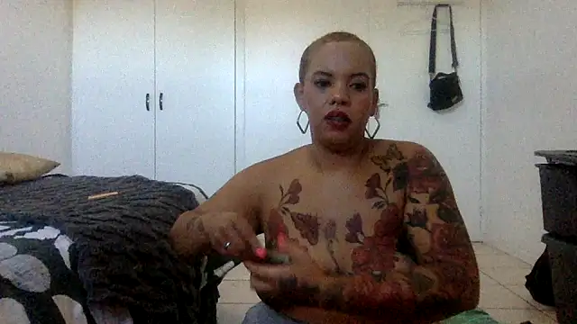 Snapshot of Rose_Gold_0503 chatting on 02/12/25, 02:43 Rose Gold 0503 online show from 02/12/25, 02:43