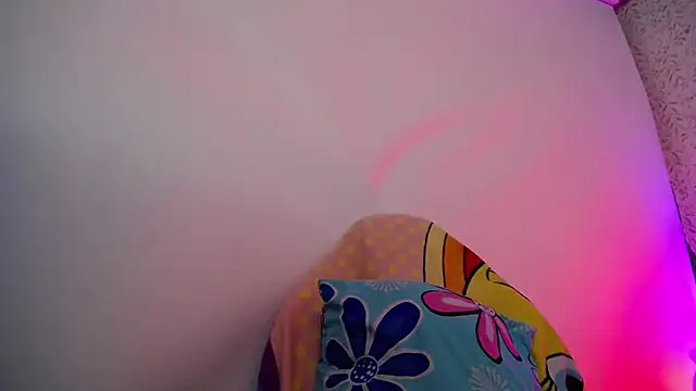 Snapshot of luly_pink chatting on 11/28/25, 04:04 luly pink online show from 11/28/25, 04:04