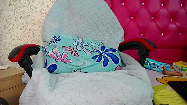 Snapshot of luly_pink chatting on 11/29/25, 04:10 luly pink online show from 11/29/25, 04:10