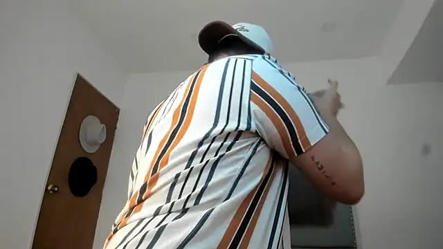 Snapshot of Latin_boy_surprisee chatting on 07/14/26, 12:24 Latin boy surprisee online show from 07/14/26, 12:24