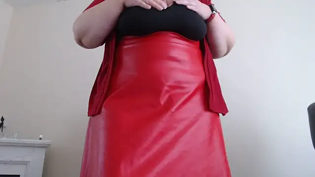 Snapshot of MilfGina chatting on 02/05/25, 12:49 MilfGina online show from 02/05/25, 12:49