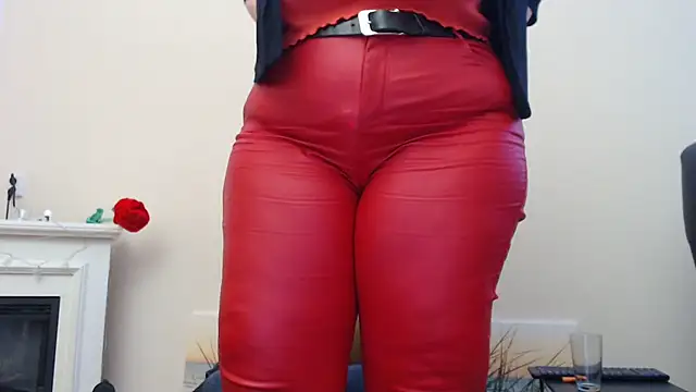 Snapshot of MilfGina chatting on 02/12/25, 08:18 MilfGina online show from 02/12/25, 08:18