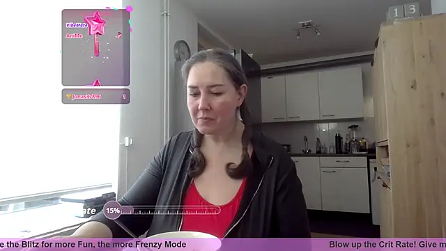 Snapshot of MilfGina chatting on 11/13/25, 08:46 MilfGina online show from 11/13/25, 08:46