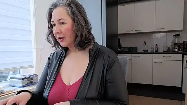 Snapshot of MilfGina chatting on 03/12/26, 12:11 MilfGina online show from 03/12/26, 12:11
