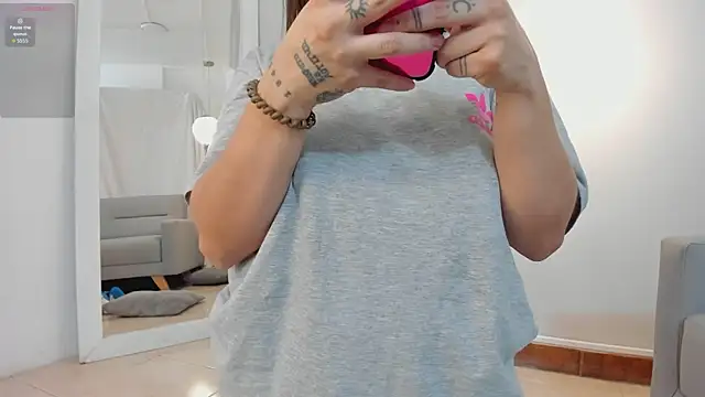 MiaSalaz online show from 10/23/25, 04:12