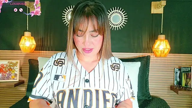 Snapshot of AnnaVictoria__ chatting on 04/14/26, 12:27 AnnaVictoria online show from 04/14/26, 12:27