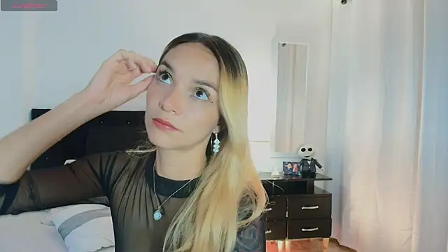 Snapshot of MeganLorensx chatting on 04/07/26, 08:42 MeganLorensx online show from 04/07/26, 08:42