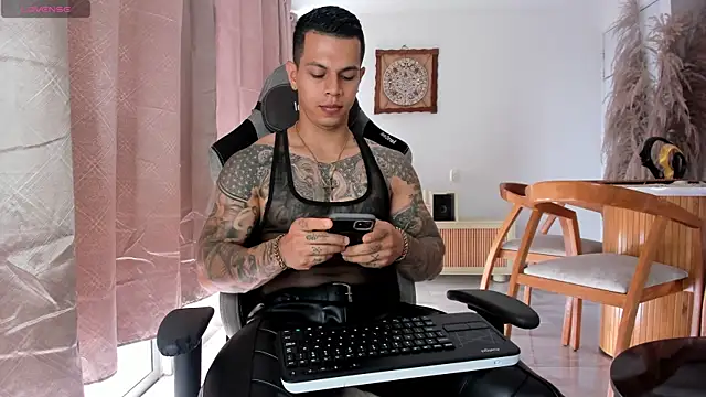 Snapshot of Aron_Dark chatting on 04/19/26, 03:33 Aron Dark online show from 04/19/26, 03:33