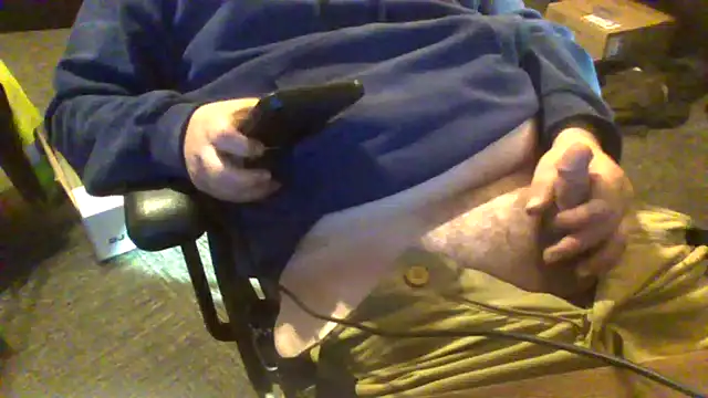 Snapshot of daddysmalldick502 chatting on 04/13/26, 02:00 daddysmalldick502 online show from 04/13/26, 02:00