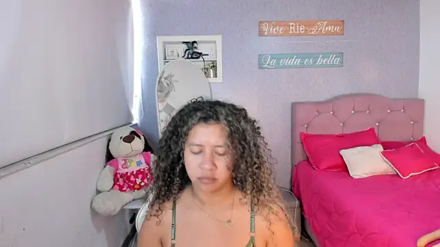 Kenia tompson01 online show from 01/17/25, 05:30