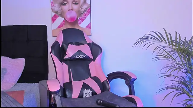 Kenia tompson01 online show from 10/13/25, 07:25