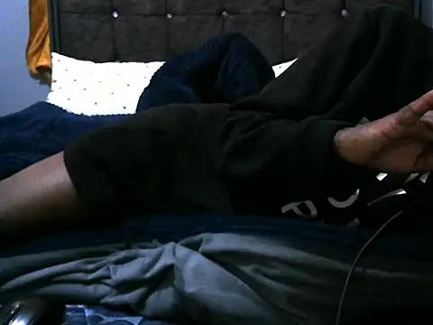 Snapshot of pointy_bloom chatting on 09/26/25, 03:32 pointy bloom online show from 09/26/25, 03:32