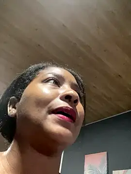 Snapshot of Berry_Bans chatting on 10/30/25, 12:39 Berry Bans online show from 10/30/25, 12:39