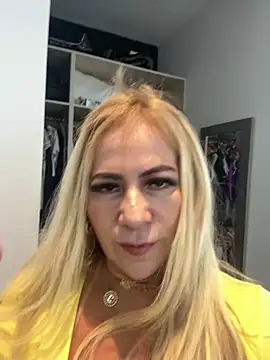 Snapshot of LARIANA_RIVERA23 chatting on 05/22/26, 03:57 LARIANA RIVERA23 online show from 05/22/26, 03:57