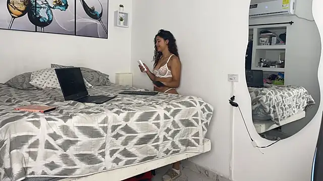 Snapshot of wendy_alejo1712 chatting on 10/17/25, 12:25 wendy alejo1712 online show from 10/17/25, 12:25