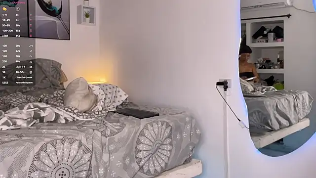 Snapshot of wendy_alejo1712 chatting on 10/25/25, 10:48 wendy alejo1712 online show from 10/25/25, 10:48