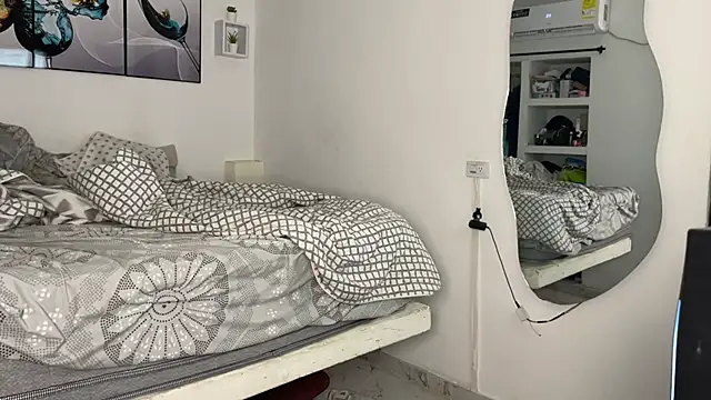 Snapshot of wendy_alejo1712 chatting on 10/28/25, 10:56 wendy alejo1712 online show from 10/28/25, 10:56