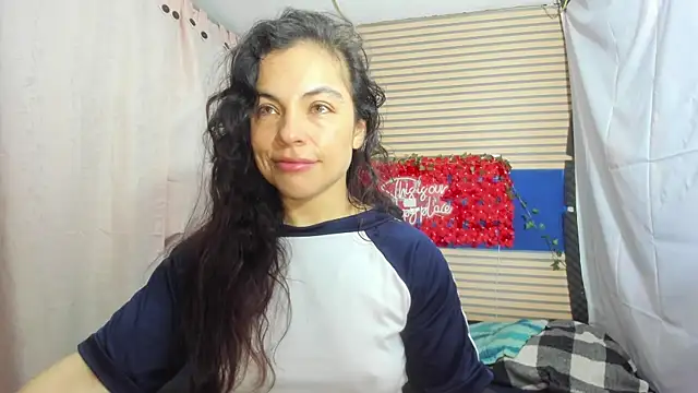 Snapshot of rosse_2504 chatting on 05/17/26, 10:22 rosse 2504 online show from 05/17/26, 10:22