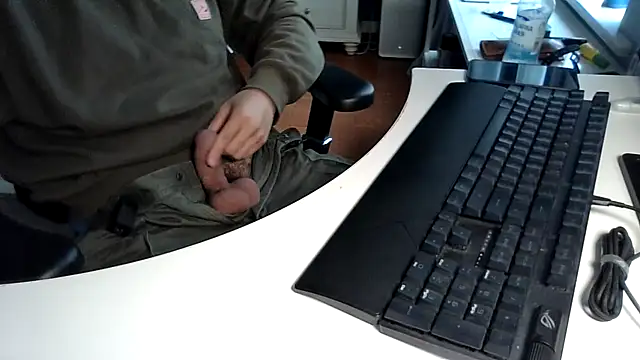 Snapshot of big-pig chatting on 11/09/25, 05:39 big-pig online show from 11/09/25, 05:39