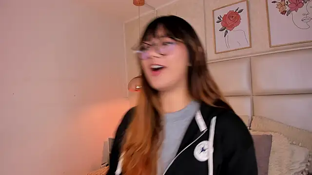 Aily Yozuko online show from 12/17/25, 02:28