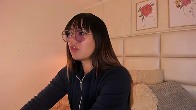 Snapshot of Aily_Yozuko chatting on 04/23/26, 02:35 Aily Yozuko online show from 04/23/26, 02:35