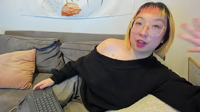 Snapshot of luxgray chatting on 01/18/25, 06:24 luxgray online show from 01/18/25, 06:24