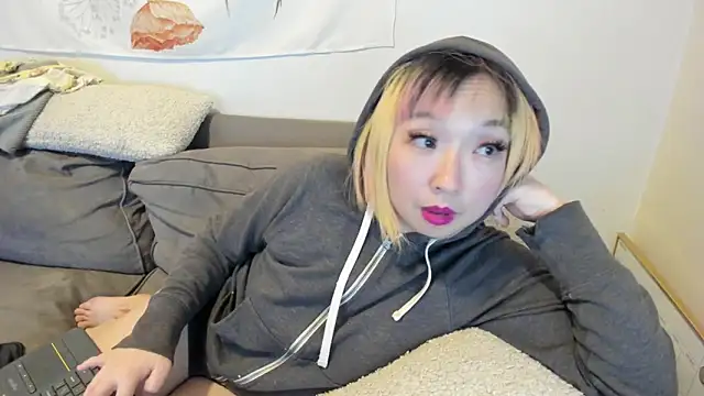 Snapshot of luxgray chatting on 02/17/25, 02:53 luxgray online show from 02/17/25, 02:53