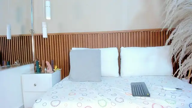 Snapshot of emmy_lander chatting on 11/08/25, 08:29 emmy lander online show from 11/08/25, 08:29