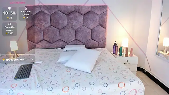 Snapshot of emmy_lander chatting on 12/13/25, 07:53 emmy lander online show from 12/13/25, 07:53