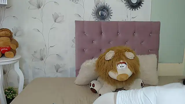 Snapshot of ariel_milk chatting on 02/17/25, 06:59 ariel milk online show from 02/17/25, 06:59