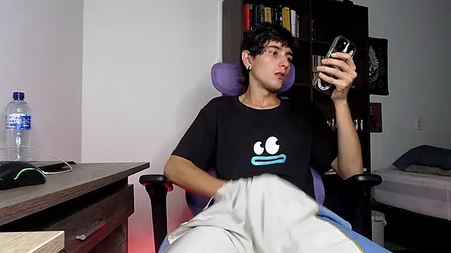 Snapshot of alex_connorr chatting on 11/18/25, 03:12 alex connorr online show from 11/18/25, 03:12