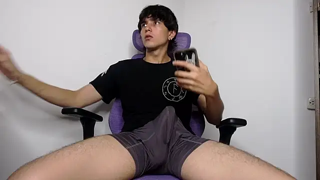 Snapshot of alex_connorr chatting on 12/21/25, 12:29 alex connorr online show from 12/21/25, 12:29