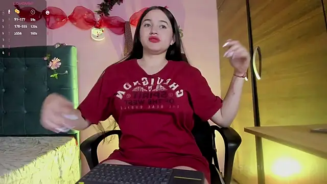 Snapshot of Sophie_spencer1 chatting on 12/28/24, 02:43 Sophie spencer1 online show from 12/28/24, 02:43