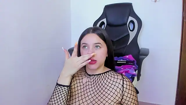 Snapshot of Sophie_spencer1 chatting on 11/28/25, 02:58 Sophie spencer1 online show from 11/28/25, 02:58