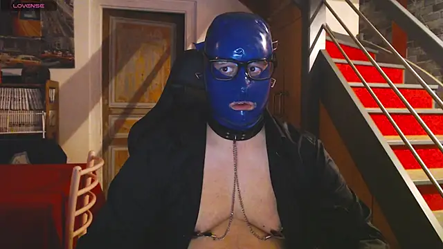 Snapshot of punky233 chatting on 12/18/25, 04:35 punky233 online show from 12/18/25, 04:35