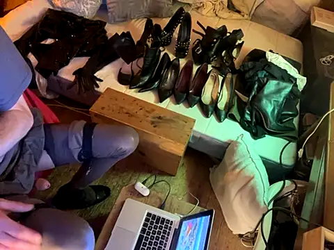 Snapshot of alexheels_boots chatting on 09/25/25, 01:09 alexheels boots online show from 09/25/25, 01:09