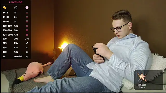 Snapshot of charlie_smiley chatting on 11/25/25, 02:44 charlie smiley online show from 11/25/25, 02:44