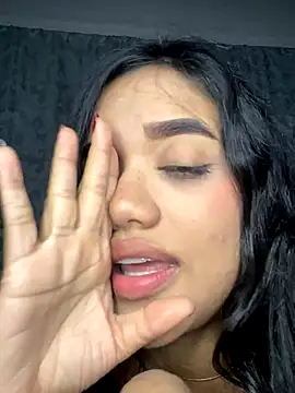 Snapshot of ElaEndez_ chatting on 12/14/25, 01:33 ElaEndez online show from 12/14/25, 01:33