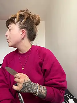 Snapshot of tekila__ chatting on 11/22/25, 07:35 tekila online show from 11/22/25, 07:35