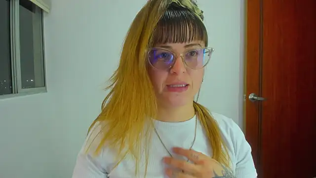 Snapshot of tekila__ chatting on 11/28/25, 12:24 tekila online show from 11/28/25, 12:24