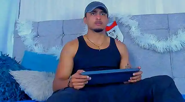 Snapshot of Mateo_Reales chatting on 12/19/24, 03:29 Mateo Reales online show from 12/19/24, 03:29