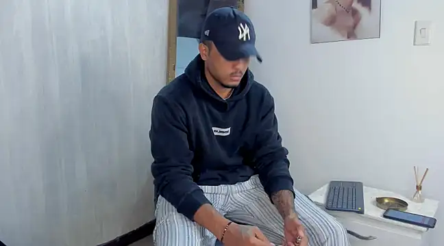 Snapshot of Mateo_Reales chatting on 02/12/25, 04:12 Mateo Reales online show from 02/12/25, 04:12